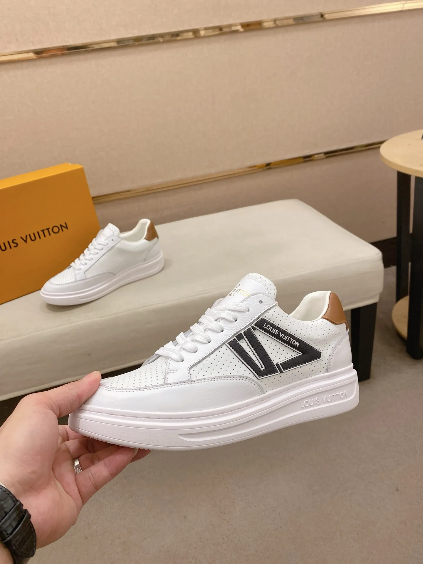 Men's shoes 💰: 420💰🎉🎉LV~Louis Vuitton trendy men's shoes New shipments Latest matching The same style as the official website Super high quality Hot sales of the season [strong] [strong] [strong] Selected first-layer cowhide, comfortable cowhide lining, original last, comfortable on the foot, wear-resistant rubber outsole Size number: 38-44.
